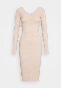 Robe en tricot côtelé beige à manches longues, avec un décolleté en V profond et une silhouette cintrée. Le tissu a une texture douce.