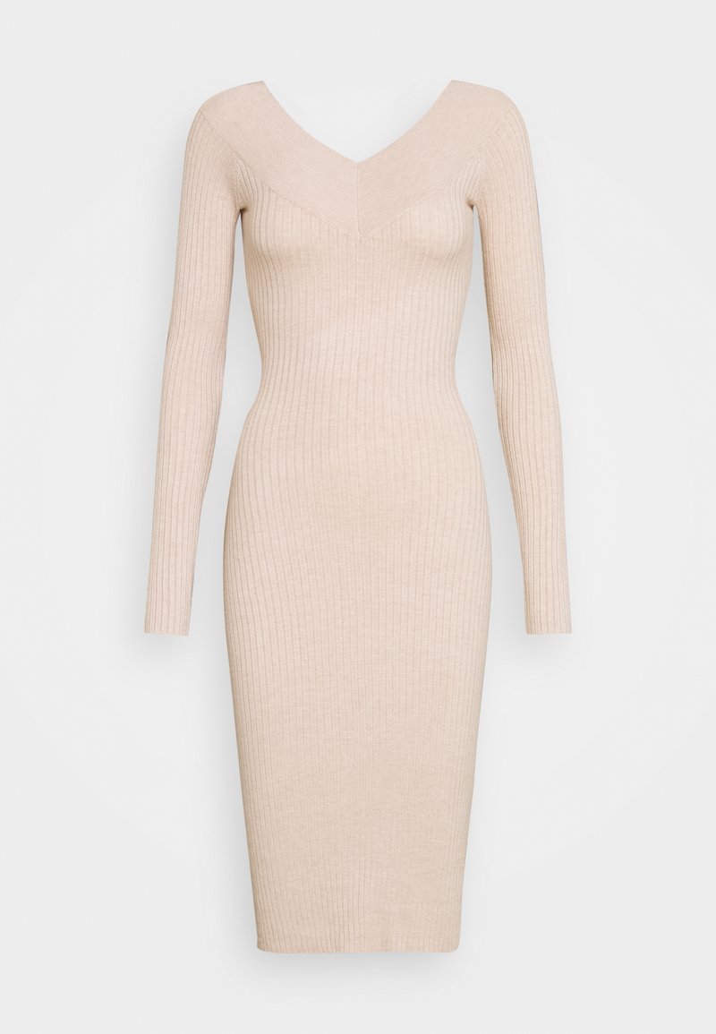 Robe en tricot côtelé beige à manches longues, avec un décolleté en V profond et une silhouette cintrée. Le tissu a une texture douce.