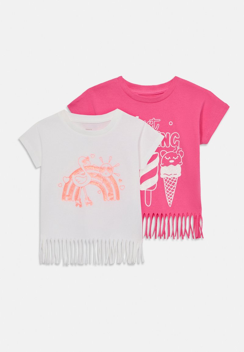 Δύο T-shirt: ένα λευκό με φούντες, που διαθέτει σχέδιο με ροζ φλαμίνγκο και ουράνιο τόξο; ένα ροζ με φούντες, που απεικονίζει γραφικά από παγωτό και γλυκά.