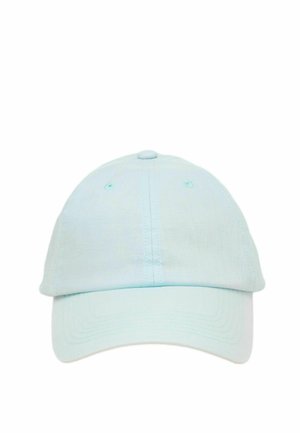 Lyseblå baseballkasket med buet skygge, topknap og ventilationshuller, vist forfra på hvid baggrund.