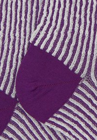 Tessuto a righe viola e bianche con un motivo a maglia testurizzato; presenta un polsino viola uniforme e righe alternate di larghezze diverse.