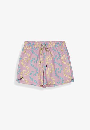 Różowe kąpielówki z żółto-niebieskim wzorem napisu "GRIMEY" i beżowym sznurkiem w elastycznym pasie, z małym czarnym logo w kształcie płomienia.