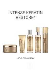 Cinq produits de soin capillaire Wella SP Luxe Oil dorés alignés, étiquetés comme produits de restauration de kératine, avec le texte « Intense Keratin Restore » au-dessus.