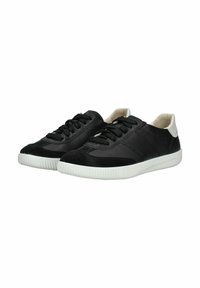 Chaussures de sport noires en cuir et en daim, dotées d'une semelle en caoutchouc blanche, d'un design à lacets et de lacets noirs. Accentuées d'une languette de talon blanche.