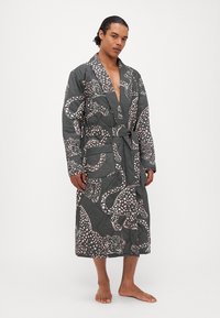 Quilted bathrobe in dark gray with light pink leopard print. Features a shawl collar, wrap tie, and two front pockets. Smooth texture.