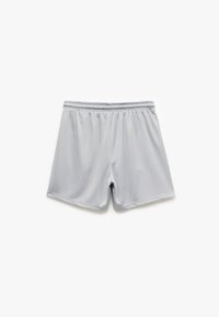 Lys grå atletiske shorts lavet af glat stof med en elastisk talje og en afslappet pasform, uden synlige logoer eller mønstre.