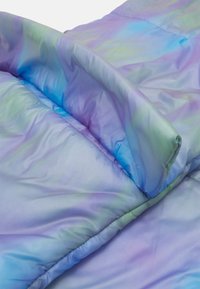 Casaco acolchoado com uma superfície brilhante e iridescente em tons de azul, roxo e verde; apresenta um colarinho dobrado e uma textura suave.
