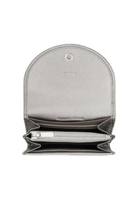 Portafoglio in pelle argentata con flap arrotondato e chiusura a scatto, dotato di una tasca interna con zip e numerosi slot per le carte.
