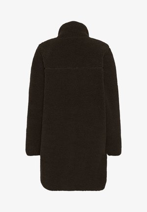 Mörkbrun fleecejacka med hög krage, långa ärmar och rundad nederkant. Har en texturerad yta och minimala sömnadsdetaljer.