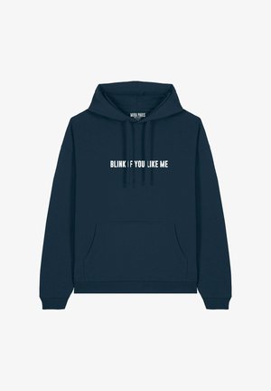 Marineblauwe hoodie van een zachte katoenmix, met een voorkantzak en een capuchon met trekkoord. De tekst op de borst leest "BLINK | ALS JE MIJ LEUK VINDT."