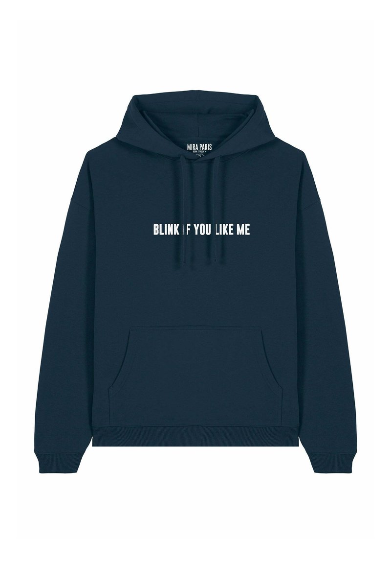 Marineblauwe hoodie van een zachte katoenmix, met een voorkantzak en een capuchon met trekkoord. De tekst op de borst leest "BLINK | ALS JE MIJ LEUK VINDT."