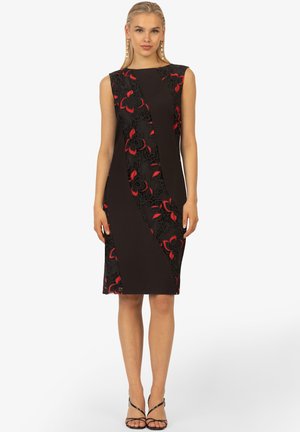 Abito nero con accenti di pizzo floreale rosso, design senza maniche, lunghezza al ginocchio, caratterizzato da un motivo diagonale, texture liscia e silhouette aderente.