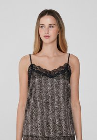 Camiseta de tirantes con estampado de leopardo, con borde de encaje negro, tirantes delgados ajustables y un ajuste holgado, hecha de un material suave.