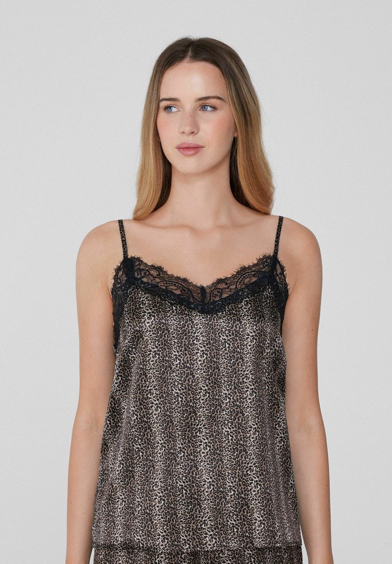 Camiseta de tirantes con estampado de leopardo, con borde de encaje negro, tirantes delgados ajustables y un ajuste holgado, hecha de un material suave.