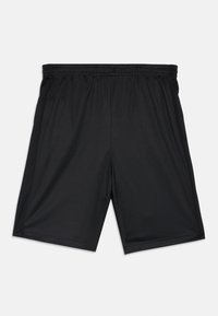 Zwarte sportshorts met een elastische band, gemaakt van een gladde, lichte stof, plat gelegd op een witte achtergrond.