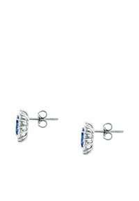 Orecchini a perno in tono argento con una pietra blu ovale, fissati con una struttura a cestello dettagliata e chiusura a spinta.
