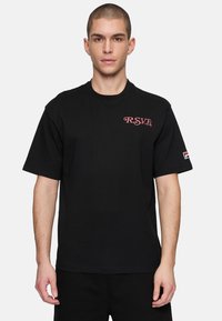Sort cotton t-shirt, rund halsudskæring, korte ærmer, med rød "R.S.V.P." print på brystet, brandet accent på venstre ærme, afslappet pasform.