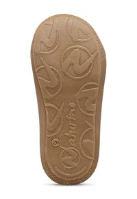 Flexibilní, hnědá gumová podrážka s texturovaným povrchem a kulatými vzorci loga. Uprostřed je označena "20" a "Nauran".