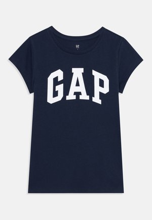 Camiseta de manga corta color azul marino con el texto blanco "GAP" en letras grandes y cuadradas en el pecho.