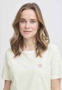 Fransa HEART - Camiseta estampada - blanc de blanc mix