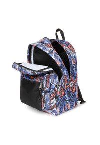 Mochila con un patrón de colores mixtos en azul, rojo y blanco, con un bolsillo de malla y compartimentos con cremallera. La textura de la tela es suave.