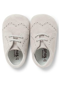Scarpe in suede grigio con un design a stringhe, caratterizzate da perforazioni decorative lungo i bordi e una superficie morbida e texture.