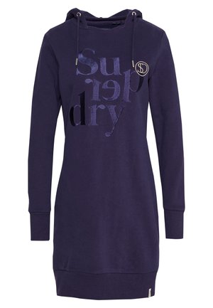 Marineblauwe lange mouw hoodie-jurk met trekkoorden en groot donker geborduurd "Superdry" logo aan de voorkant.