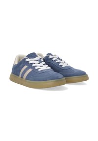 Blaue Wildledersneaker mit weißen Schnürsenkeln, die leichte graue Streifen, eine abgerundete Zehenpartie und eine strukturierte Gummisohle aufweisen.