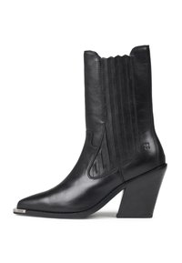 Stivale western in pelle nera, di media lunghezza fino al polpaccio, con punta affusolata, tacco a blocco angolato e dettagli in elastico sui lati, su sfondo bianco.