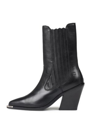Stivale western in pelle nera, di media lunghezza fino al polpaccio, con punta affusolata, tacco a blocco angolato e dettagli in elastico sui lati, su sfondo bianco.