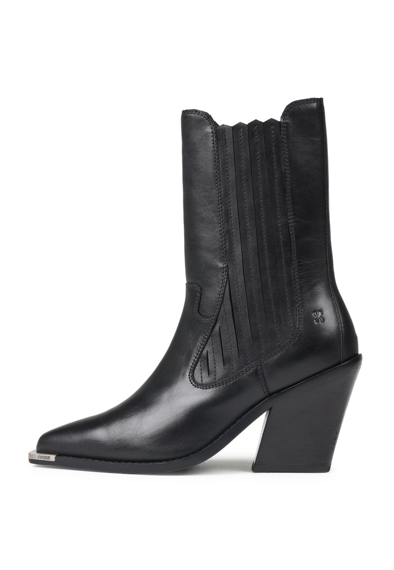 Stivale western in pelle nera, di media lunghezza fino al polpaccio, con punta affusolata, tacco a blocco angolato e dettagli in elastico sui lati, su sfondo bianco.