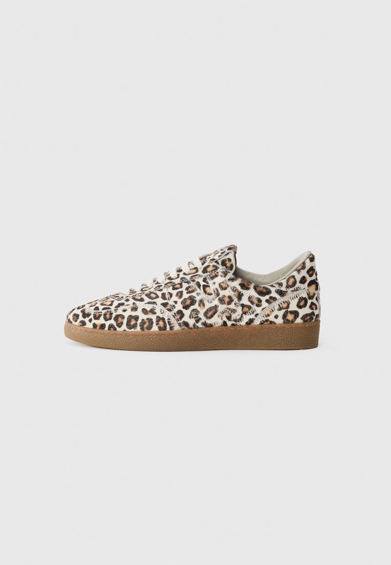 Sneakers i leopardmönster med ovandel i texturerad päls, rund tå, vita snören och brun gummisula. Har klassisk lågtoppdesign.