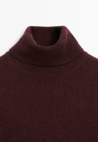 Pull à col roulé en maille bordeaux foncé avec un col épais et plié sur un fond blanc uni.