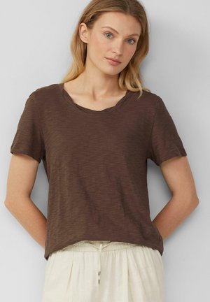 s.Oliver MIT FLAMM STRUKTUR UND AUSSCHNITT-DETAIL - Basic T-shirt - mokka