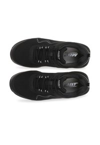 Scarpe atletiche nere con una parte superiore in mesh traspirante, chiusura con lacci e una soletta imbottita. Presentano accenti bianchi e una suola texturizzata.