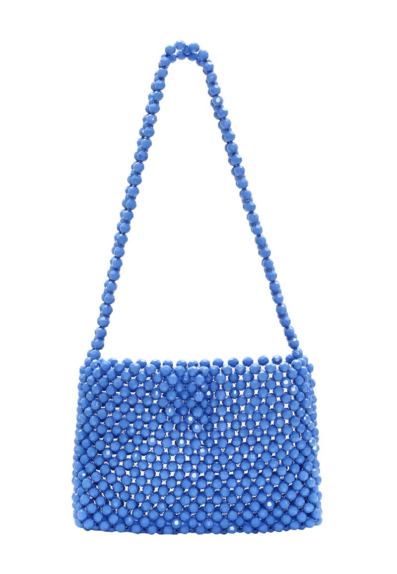 Borsa a mano blu a perline di forma rettangolare, con superficie testurizzata e manico a perline. Design compatto senza motivi aggiuntivi.