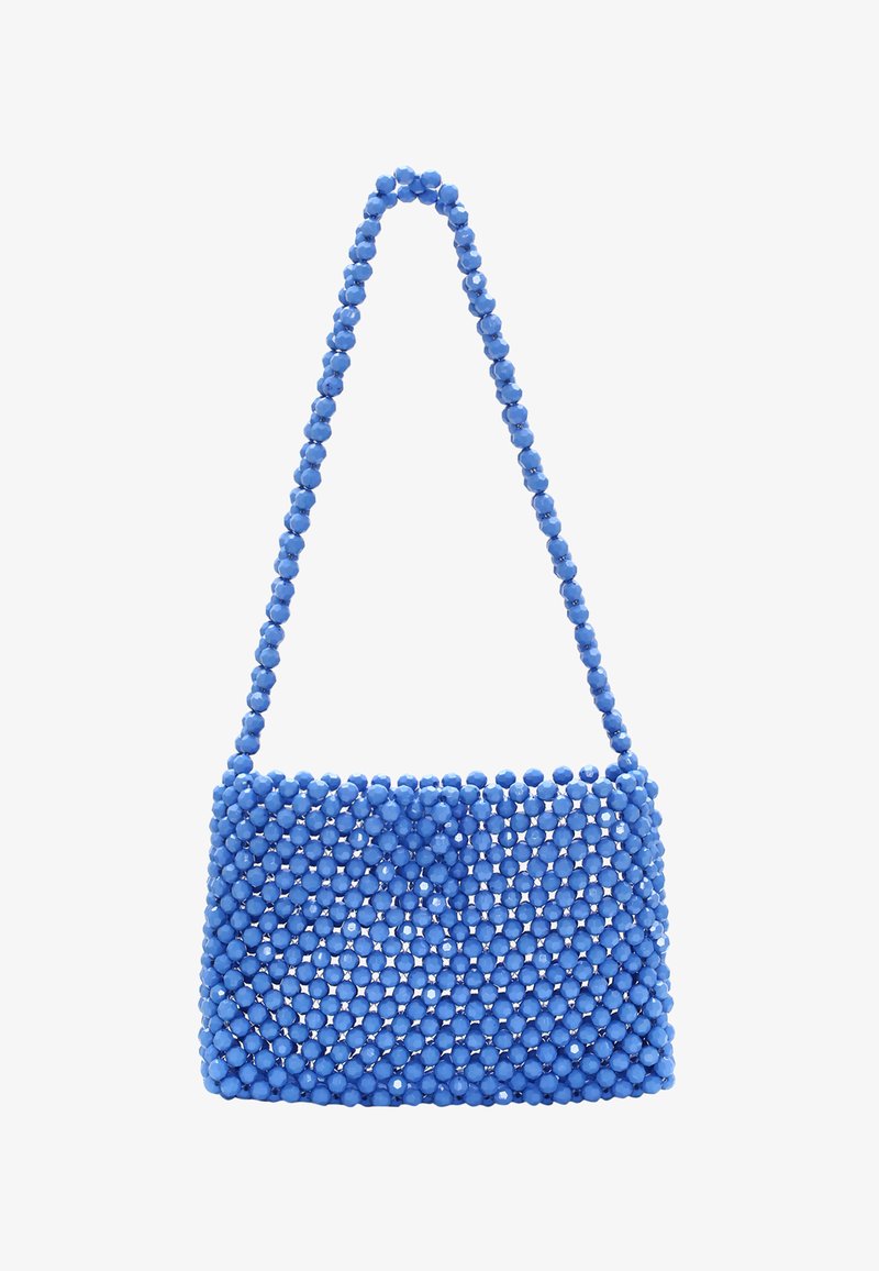 Borsa a mano blu a perline di forma rettangolare, con superficie testurizzata e manico a perline. Design compatto senza motivi aggiuntivi.