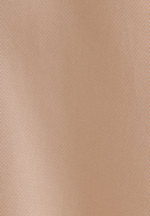 Nærbillede af beige stof med diagonal ribbet struktur og fint vævet mønster.