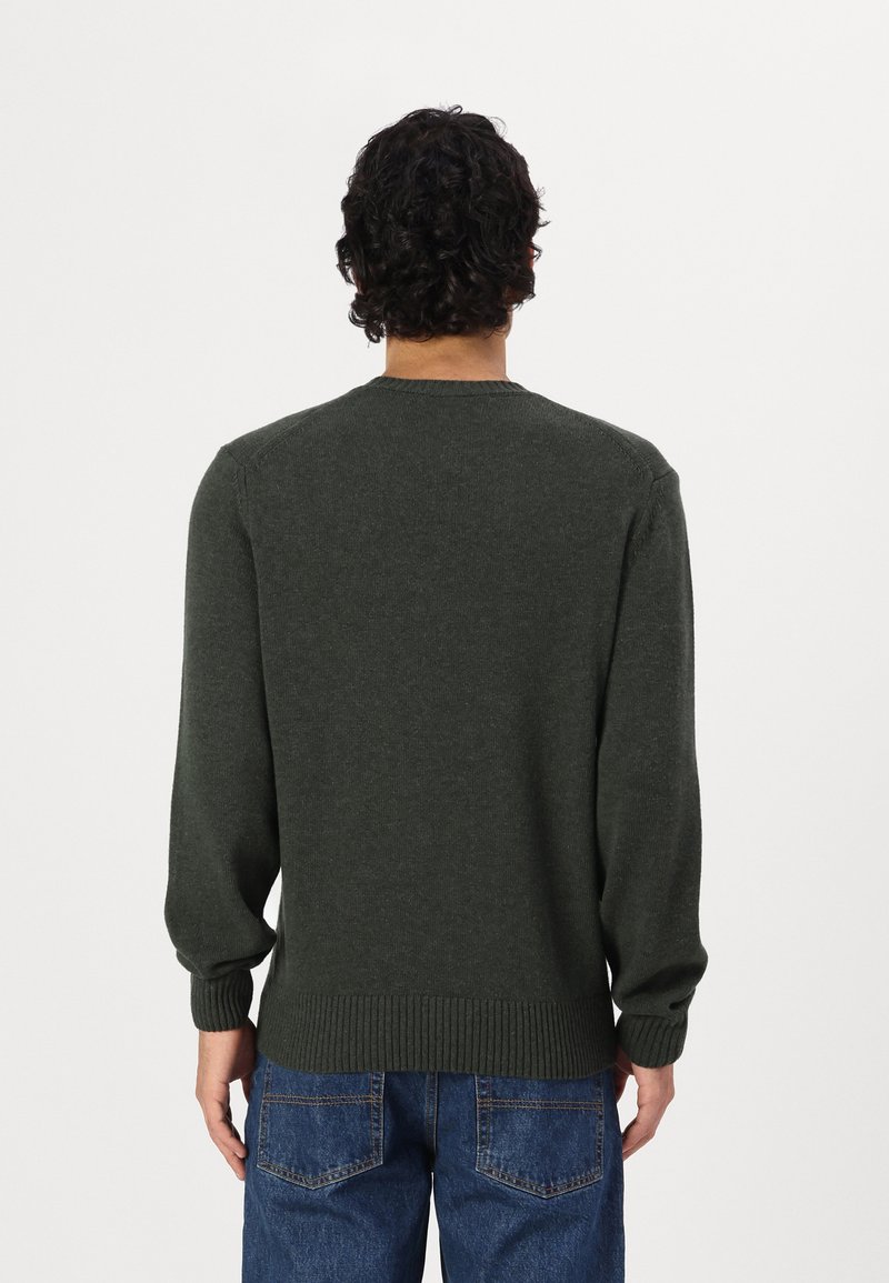 Dunkelgrüner Strickpullover mit langen Ärmeln, gerippten Bündchen und Saum. Einfaches Design, nahtlose Schultern und weiche Textur.