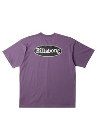 Camiseta de algodón morada con un gran logo ovalado negro que lleva "Billabong" en texto blanco en la parte trasera. Mangas cortas y un corte relajado.