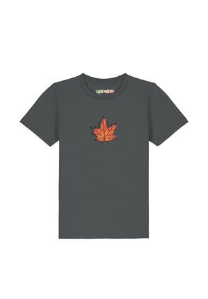 Dunkelgraues T-Shirt mit kurzen Ärmeln und einem zentralen orangefarbenen Ahornblatt, das vorne schwarz umrandet ist.