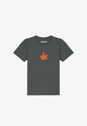 T-shirt gris foncé à manches courtes avec une feuille d'érable orange au centre, bordée de noir, sur le devant.