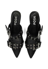Mule nere con punta a punta con due cinturini borchiati con fibbie d'argento e occhielli metallici, etichettate "POSH" all'interno della suola.