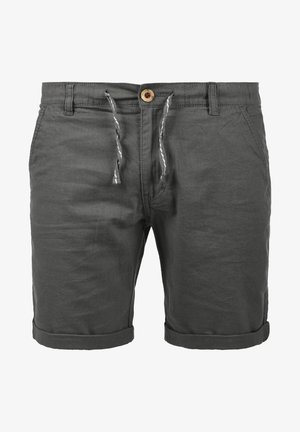 Sive pamučne šortse s pojasom na vezivanje, preklopljenim manžetama, prednjim džepovima i drvenim gumbom kao akcentom. Glatka tekstura s ležernim dizajnom.