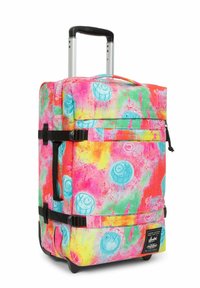 Mochila con ruedas multicolor en un vibrante rosa, verde y amarillo. Presenta patrones abstractos, correas ajustables y un mango retráctil.