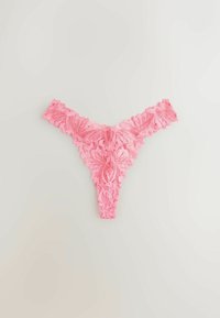 Roze kanten string met een bloemmotief, gegolfde randen en een zachte textuur. Ontworpen met minimale bedekking aan de achterkant.