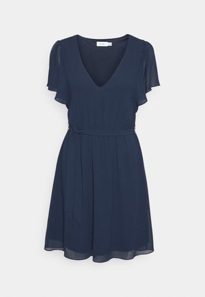 Robe courte bleu marine avec décolleté en V, manches flottantes, taille cintrée avec ceinture assortie en tissu, et jupe ample jusqu'aux genoux.