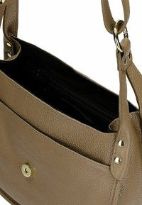 Hnědá kožená taška přes rameno s texturovaným povrchem, vnější kapsou a horním zipem. Nastavitelný popruh se zlatými kovovými detaily.