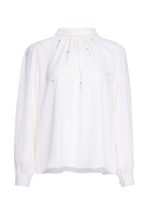 Blusa bianca a maniche lunghe con collo alto e piccole decorazioni di perline argentate sparse sul davanti e tessuto arricciato all'altezza dello scollo.
