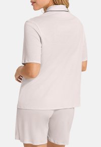 Ljusgrå kortärmad skjorta med krage och kontrasterande piping, ihop med matchande shorts. Mjukt, slätt tyg med en avslappnad passform.